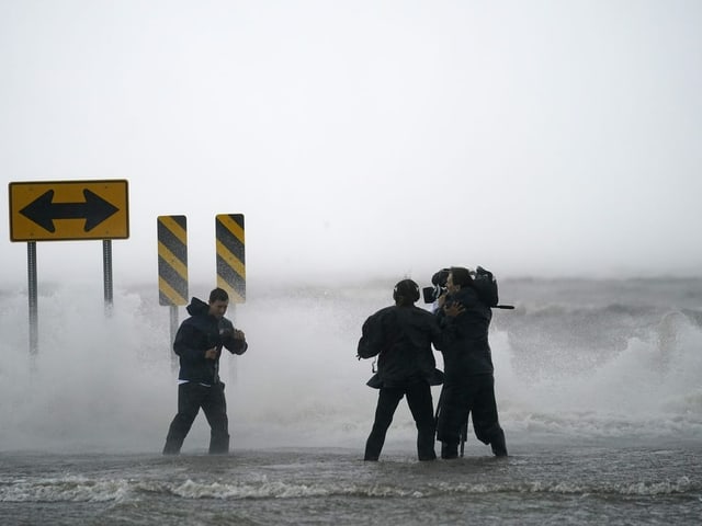 Reporter am Lake Pontchartrain in New Orleans während der Sturm herannaht. (29. August 2021)