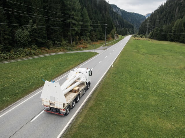 Lastwagen mit einem Bauteil