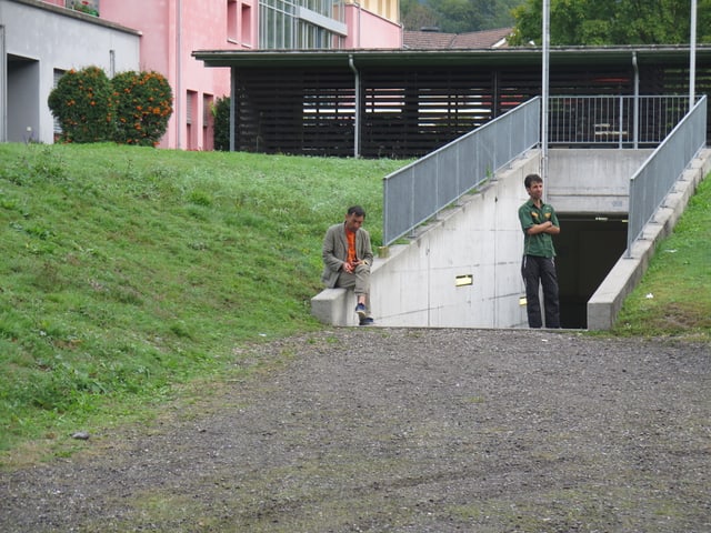 Zwei Männer vor der Notunterkunft in Sennwald.