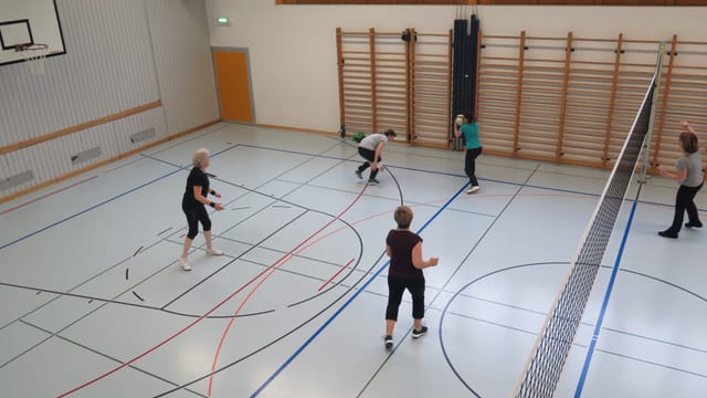 Frauen in einer Turnhalle