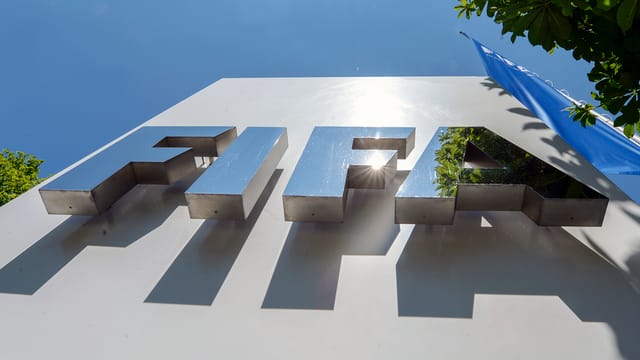 Das Logo der Fifa im Sonnenlicht.