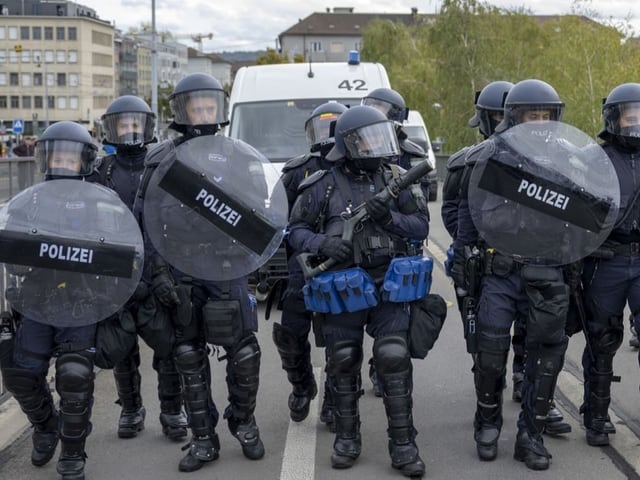 Polizei in Vollmontur 