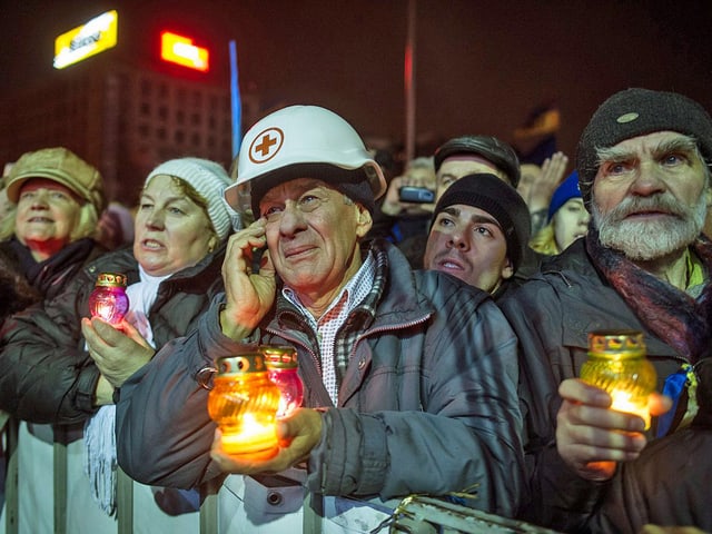 Demonstranten mit Kerzen.