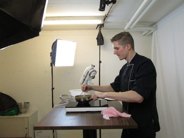 Konditor in einem kleinen Video-Studio.