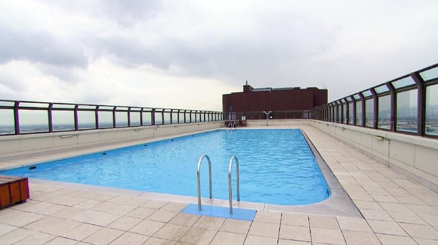 Swimmingpool auf einem Dach