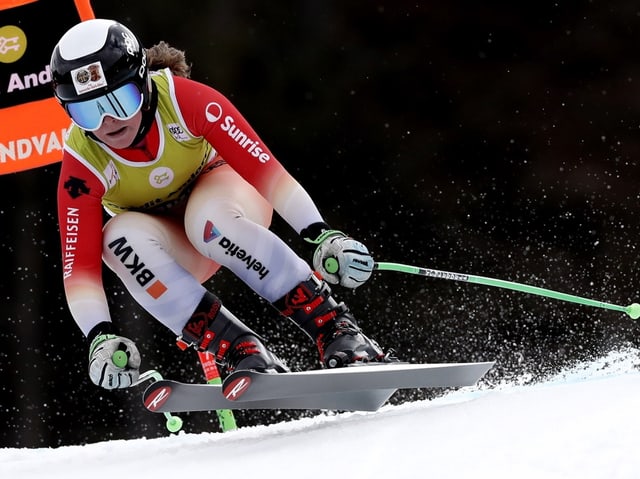 Stefanie Grob kommt auf den Ski angebraust.