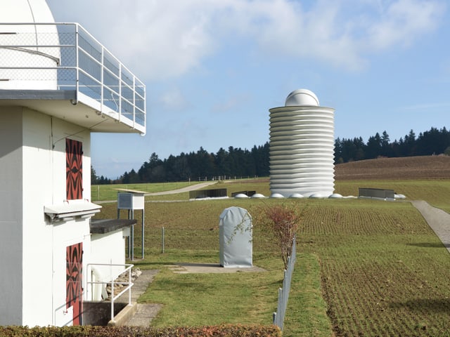 Visualisierung des neuen Observatoriums auf der Uecht mit der bestehenden Sternwarte im Vordergrund.