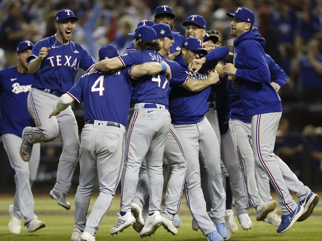 Die Texas Rangers liegen sich nach dem 5:0 im 5. Spiel der Finalserie in den Armen.