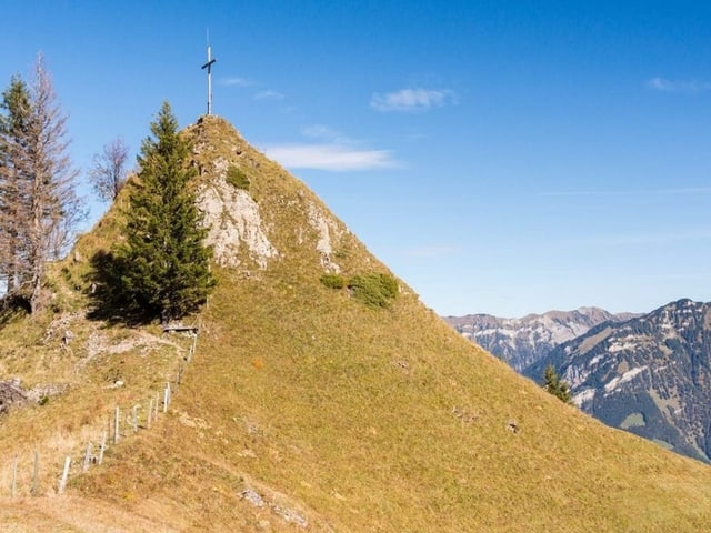 Hügelspitz mit Kreuz.