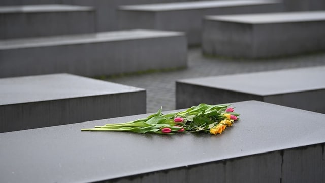 Blumen auf Mahnmal in Berlin