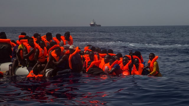 Ein sinkendes Flüchtlingsboot im Mittelmeer