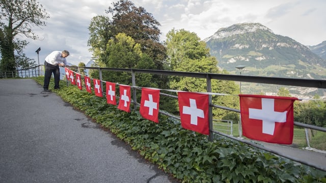 Strassen werden am 1. August mit Fahnen geschmückt, wie hier in der Gemeinde Seelisberg am 1. August 2018. 