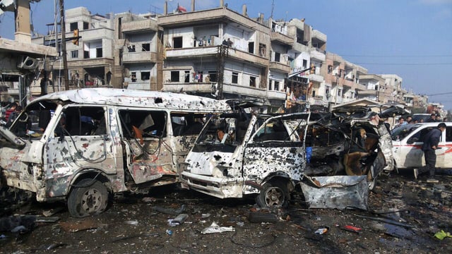 Zwei ausgebrannte Autos nach einem Bombenanschlag.