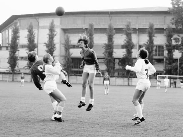 Fussballerinnen auf dem Feld.