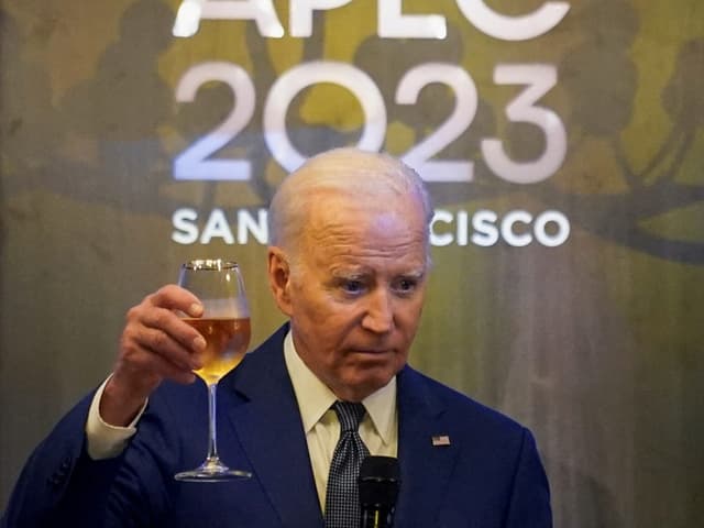 Biden hebt sein Glas.