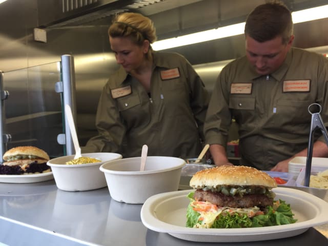 Hamburger im Imbisstand am Flughafen