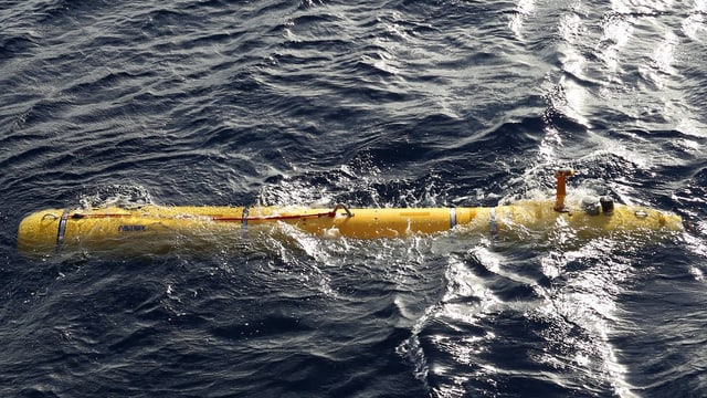 Ein gelbes U-Boot an der Wasseroberfläche.