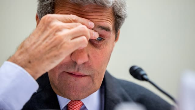 John Kerry streicht sich mit der Hand über die gerunzelte Stirn.