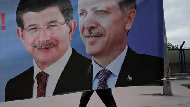 Porträts von Davutoglu (l.) und Erdogan auf einem Plakat.