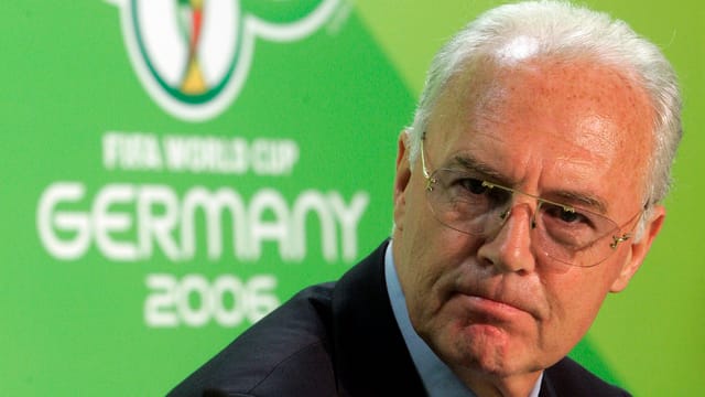 Frans Beckenbauer vor dem Logo der WM 2006