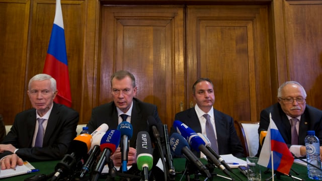 Die russische OPCW-Delegation an einer Pressekonferenz