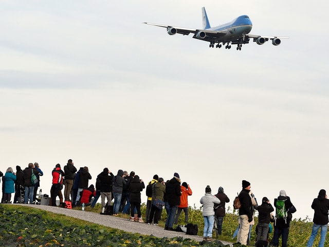 Flugzeug landet.