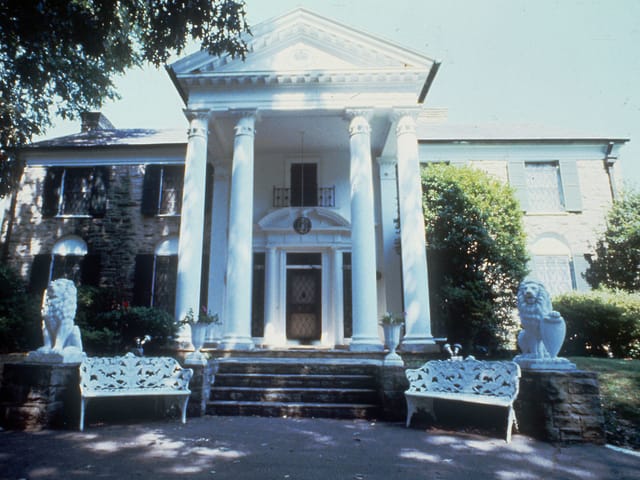 Vorderansicht von Elvis Presleys Villa Graceland