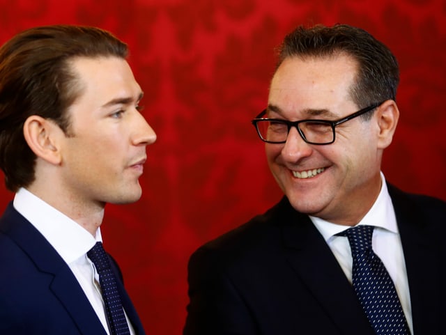 Kurz und Strache stehen nahe nebeneinander und lächeln.