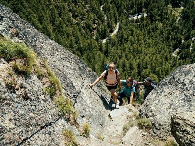 Wanderer in steilem Gelände.