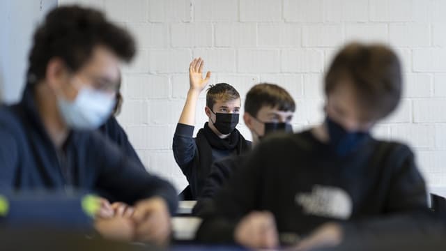 Schüler mit Masken