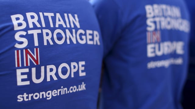 Zwei Männer von hinten mit T-Shirts mit der Aufschrift «Britain stronger in EU».