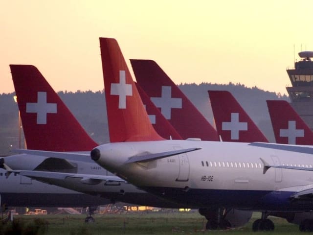 Swissair-Flugzeuge bleiben auf dem Flughafen Zürich am Boden.