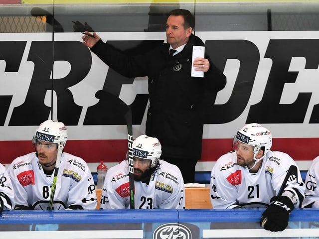 Lugano players on the bench, Pelletier