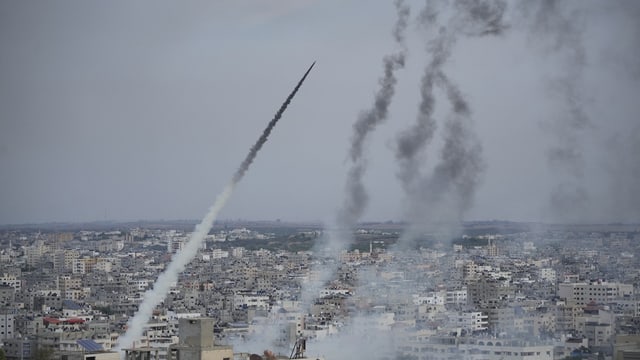 Rauch steigt aus der Stadt Aschkelon im Süden Israels auf.