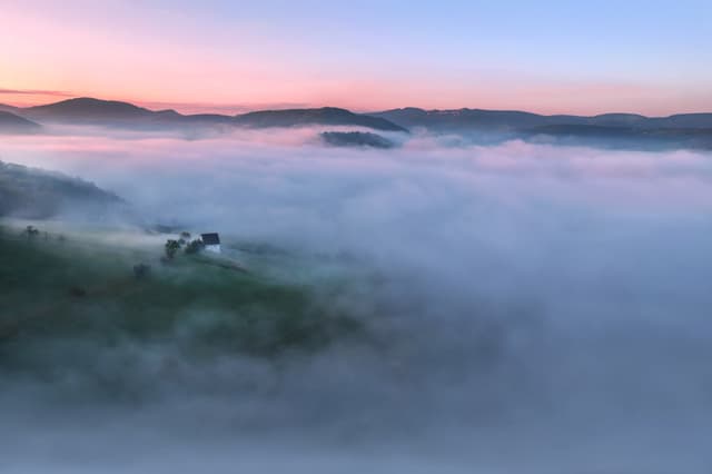 Nebel über einem Tal.