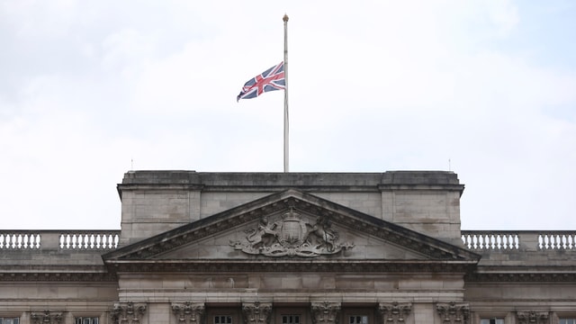 Die Fahne auf dem Buckingham-Palast in London weht auf Halbmast.