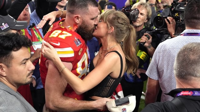 Taylor Swift küsst ihren Freund Travis Kelce