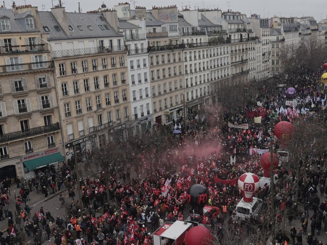 Ähnliches Bild wie zuvor, einfach aus einer weiteren Perspektive. Die Menge der Leute scheint beeindruckend..