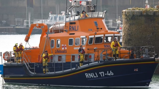 Rettungsbot im Hafen von Dover.