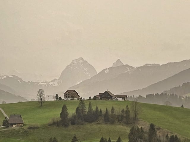 Trüber Himmel, Berge.