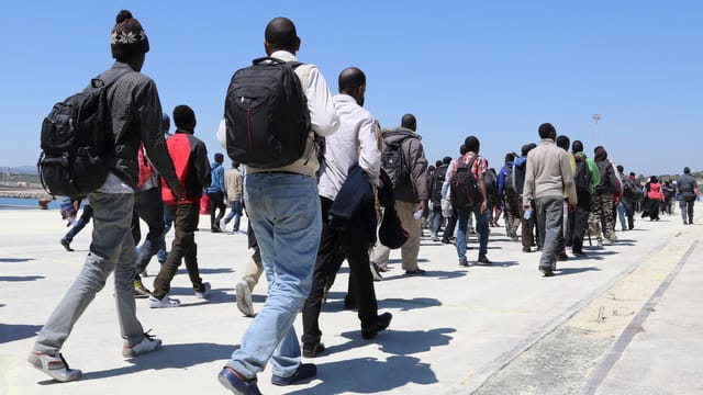 Flüchtlinge aus Eritrea kommen in der Bucht von Augusta auf Sizilien an.