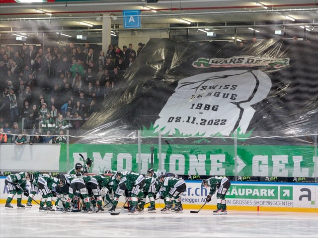 Fans mit Choreo gegen die Swiss League