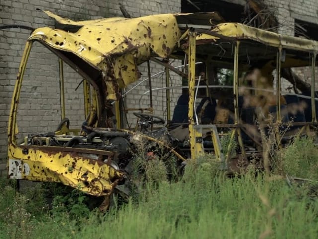 Wrack eines gelben Busses.