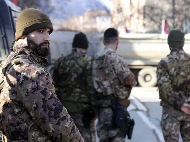 Vier Soldaten der Friedenstruppe KFOR