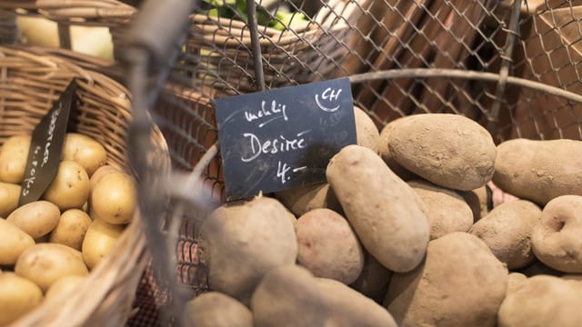 Kartoffeln in einem Korb auf dem Markt.