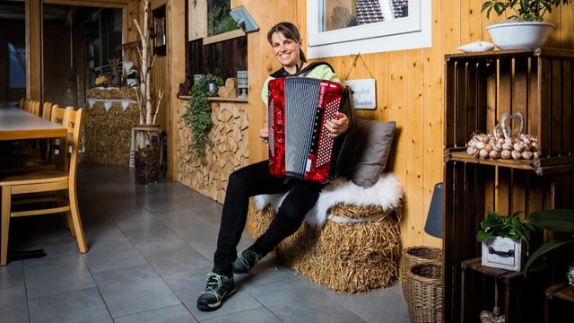 Landfrau Eliane Schürpf in der Stube mit ihrem Akkordeon.