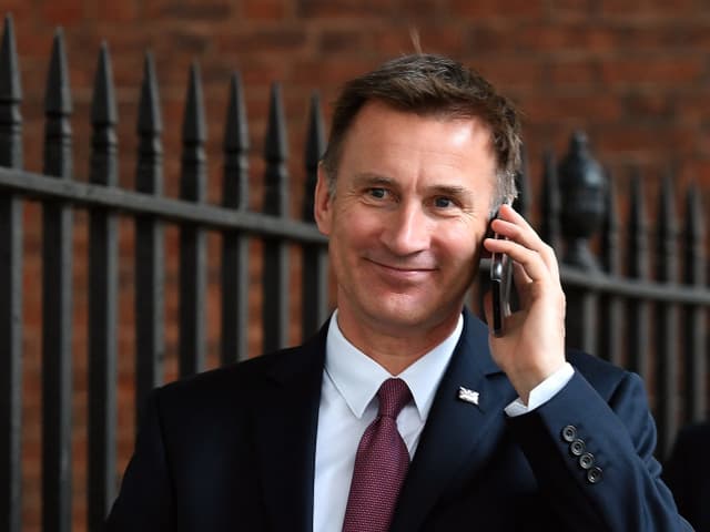 Jeremy Hunt telefoniert