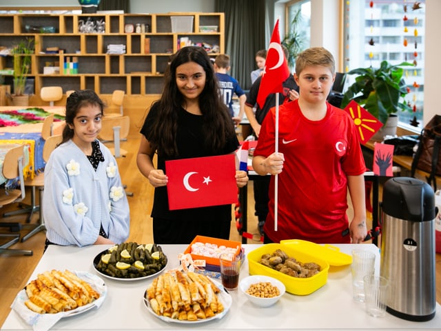 Dilay, Ronya und Inas zeigen ihren Tisch.