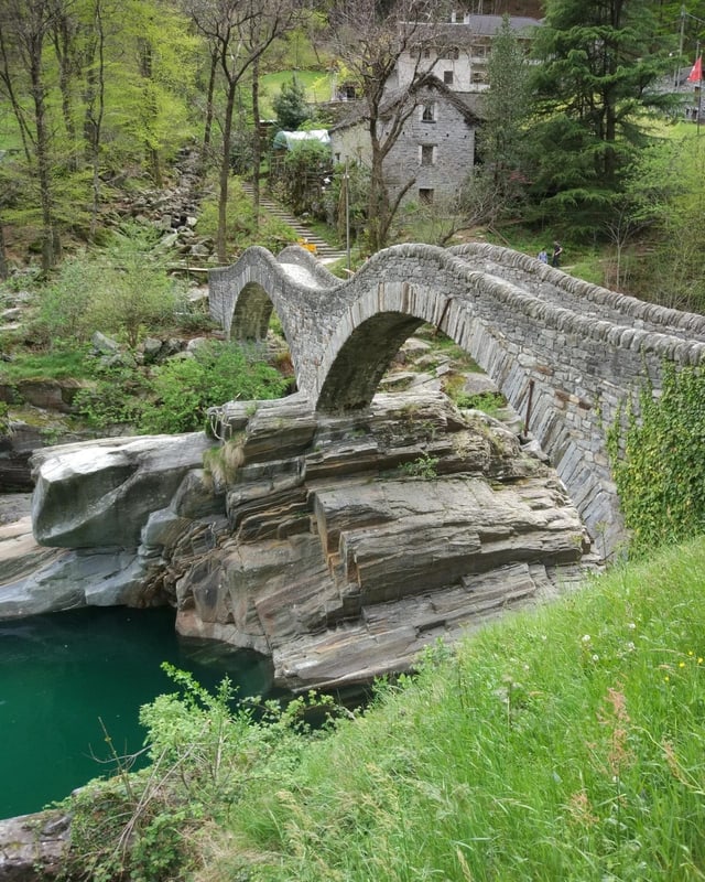 Blick auf Steinbrücke bei Lavertezzo.