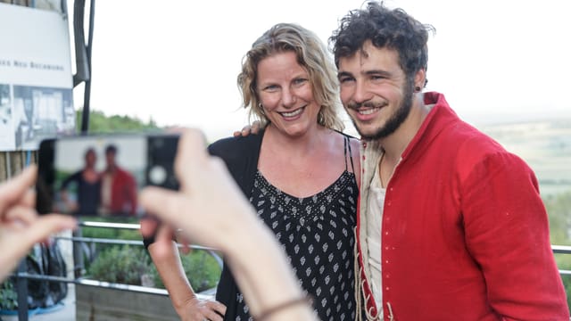 Noël Emmenegger wird mit einer Frau fotografiert.